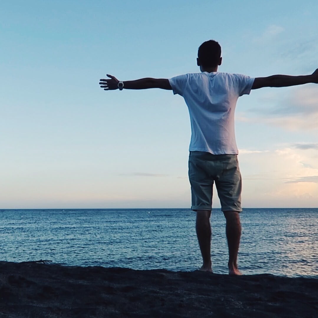 Antoine BM de 20 ans face à la mer